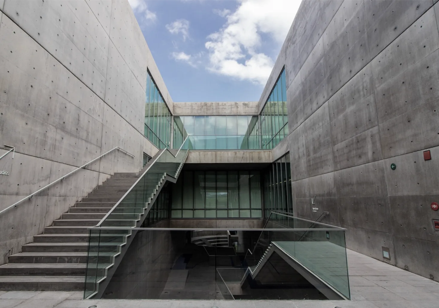 Centro Roberto Garza Sada - Escalinata y patio de concreto