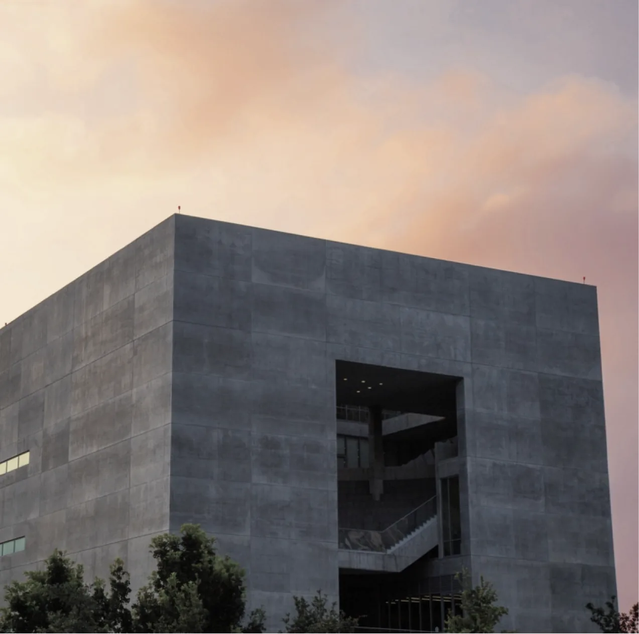 Centro Roberto Garza Sada - Voladizo exterior al atardecer